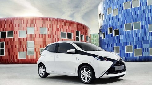 Nieuwe Toyota Aygo onthuld en vanaf juli in Nederland met kenmerkend X-design front en een zuinige 1.0 liter met 14% bijtelling.