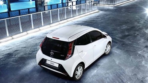Nieuwe Toyota Aygo onthuld en vanaf juli in Nederland met kenmerkend X-design front en een zuinige 1.0 liter met 14% bijtelling.