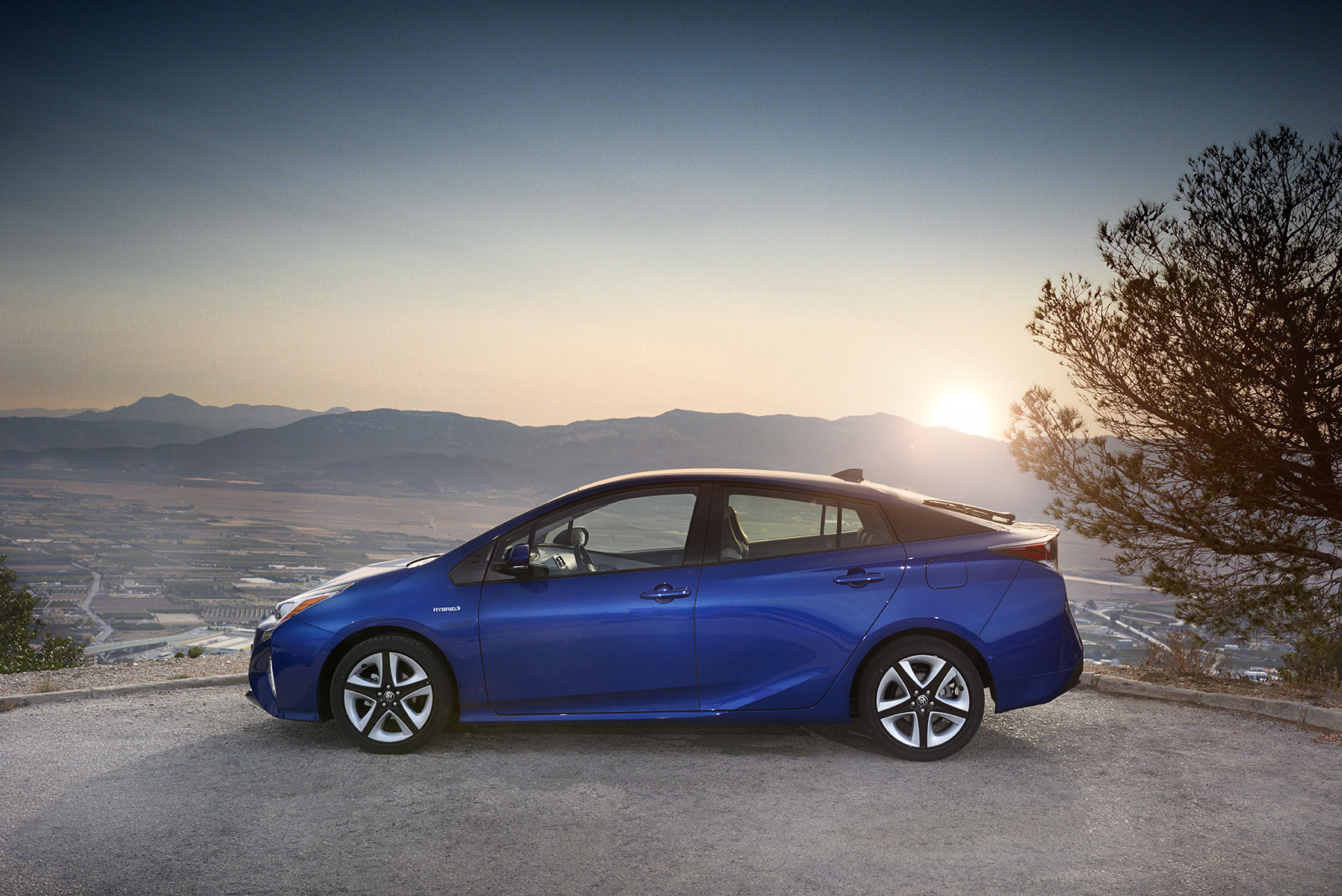 Autotest nieuwe Toyota Prius. De zuinigste auto zonder stekker ter wereld is de hybride Toyota Prius. We reden met de vierde generatie en die blijkt over veel meer kwaliteiten te beschikken.