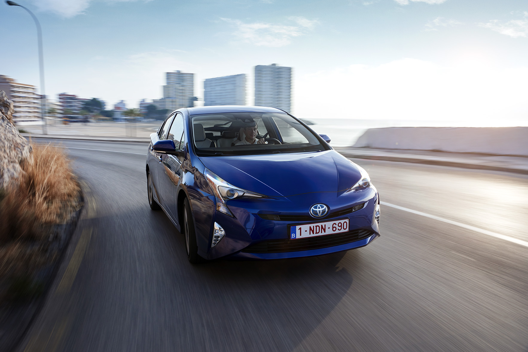 Autotest nieuwe Toyota Prius. De zuinigste auto zonder stekker ter wereld is de hybride Toyota Prius. We reden met de vierde generatie en die blijkt over veel meer kwaliteiten te beschikken.