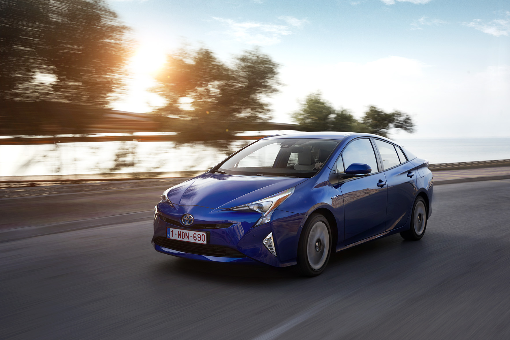 Autotest nieuwe Toyota Prius. De zuinigste auto zonder stekker ter wereld is de hybride Toyota Prius. We reden met de vierde generatie en die blijkt over veel meer kwaliteiten te beschikken.