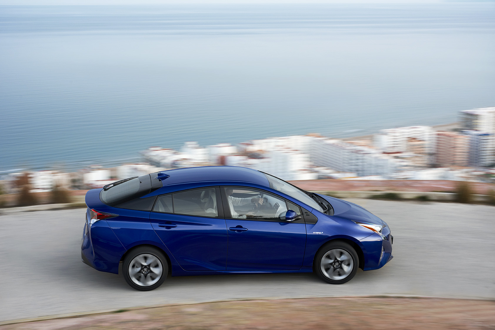 Autotest nieuwe Toyota Prius. De zuinigste auto zonder stekker ter wereld is de hybride Toyota Prius. We reden met de vierde generatie en die blijkt over veel meer kwaliteiten te beschikken.