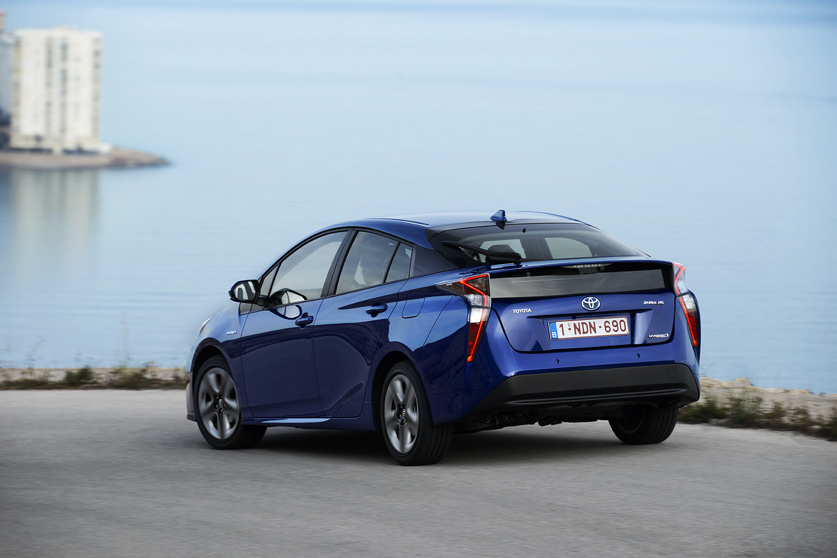 Autotest nieuwe Toyota Prius. De zuinigste auto zonder stekker ter wereld is de hybride Toyota Prius. We reden met de vierde generatie en die blijkt over veel meer kwaliteiten te beschikken.