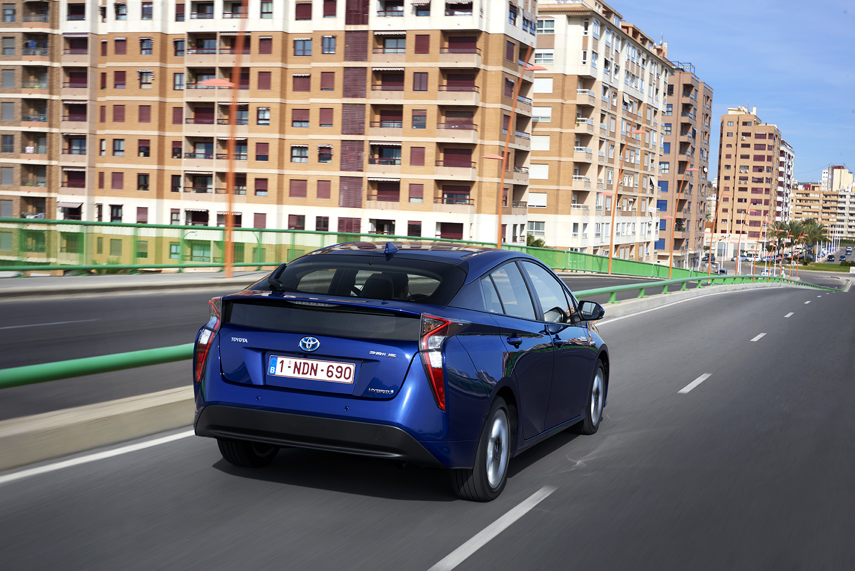 Autotest nieuwe Toyota Prius. De zuinigste auto zonder stekker ter wereld is de hybride Toyota Prius. We reden met de vierde generatie en die blijkt over veel meer kwaliteiten te beschikken.