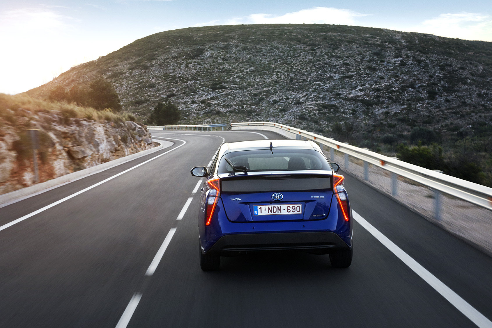 Autotest nieuwe Toyota Prius. De zuinigste auto zonder stekker ter wereld is de hybride Toyota Prius. We reden met de vierde generatie en die blijkt over veel meer kwaliteiten te beschikken.