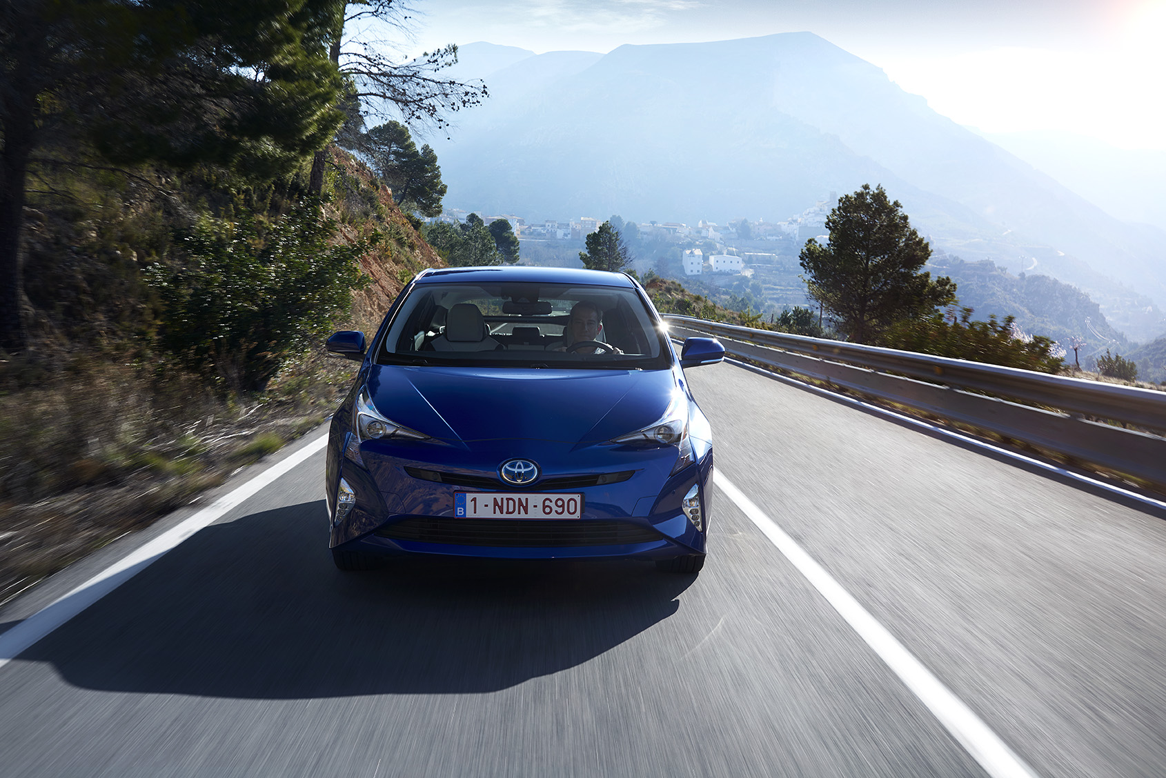 Autotest nieuwe Toyota Prius. De zuinigste auto zonder stekker ter wereld is de hybride Toyota Prius. We reden met de vierde generatie en die blijkt over veel meer kwaliteiten te beschikken.