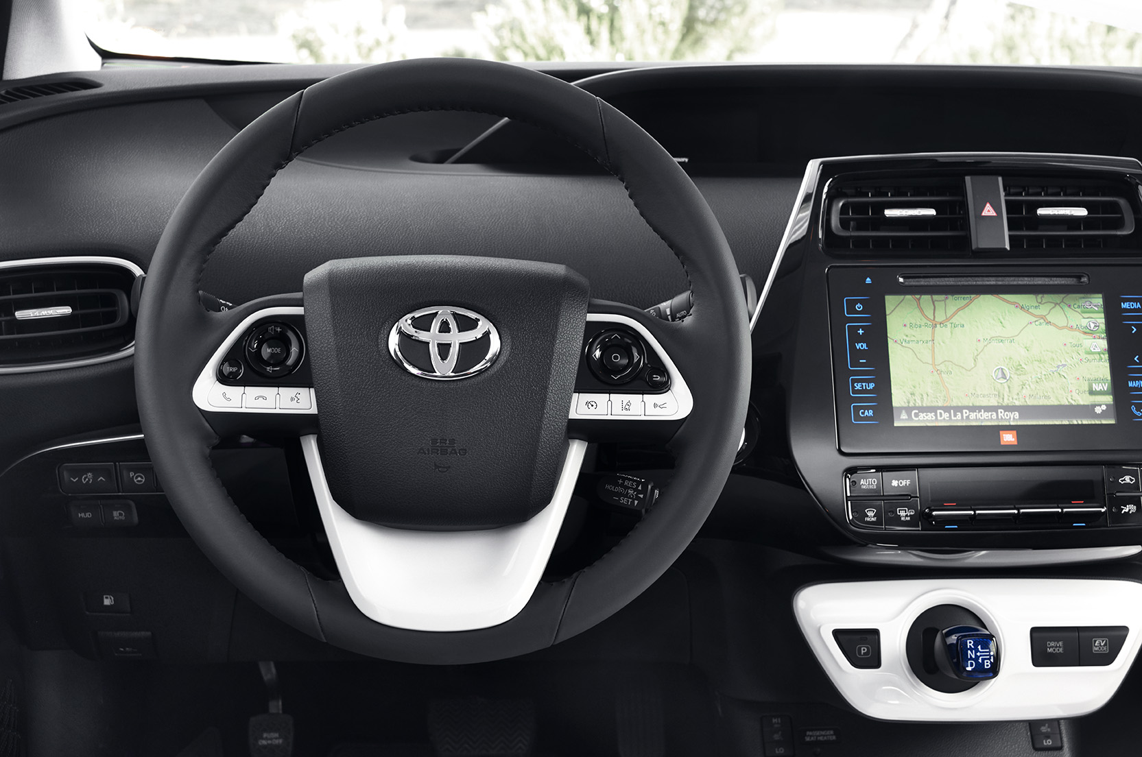 Autotest nieuwe Toyota Prius. De zuinigste auto zonder stekker ter wereld is de hybride Toyota Prius. We reden met de vierde generatie en die blijkt over veel meer kwaliteiten te beschikken.
