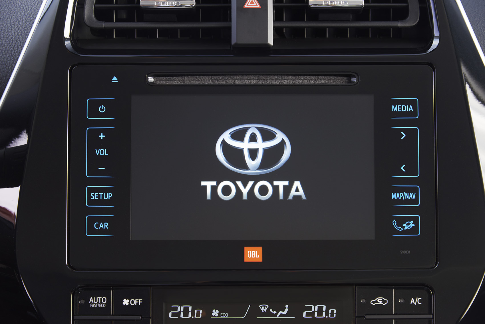 Autotest nieuwe Toyota Prius. De zuinigste auto zonder stekker ter wereld is de hybride Toyota Prius. We reden met de vierde generatie en die blijkt over veel meer kwaliteiten te beschikken.