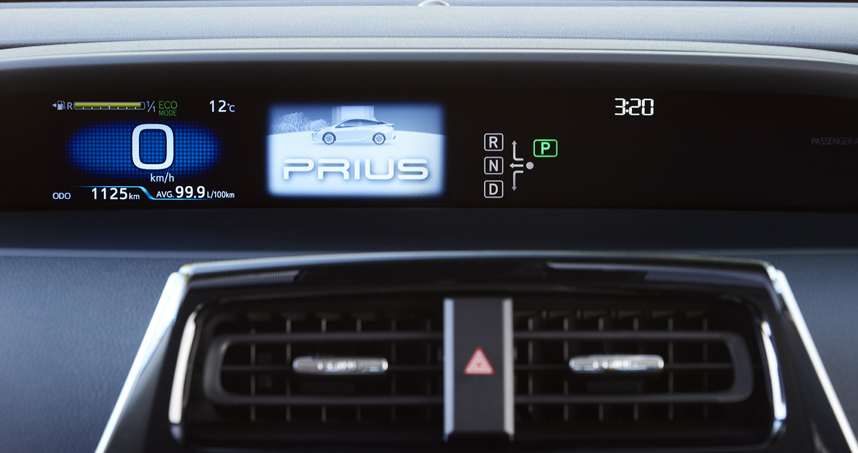Autotest nieuwe Toyota Prius. De zuinigste auto zonder stekker ter wereld is de hybride Toyota Prius. We reden met de vierde generatie en die blijkt over veel meer kwaliteiten te beschikken.