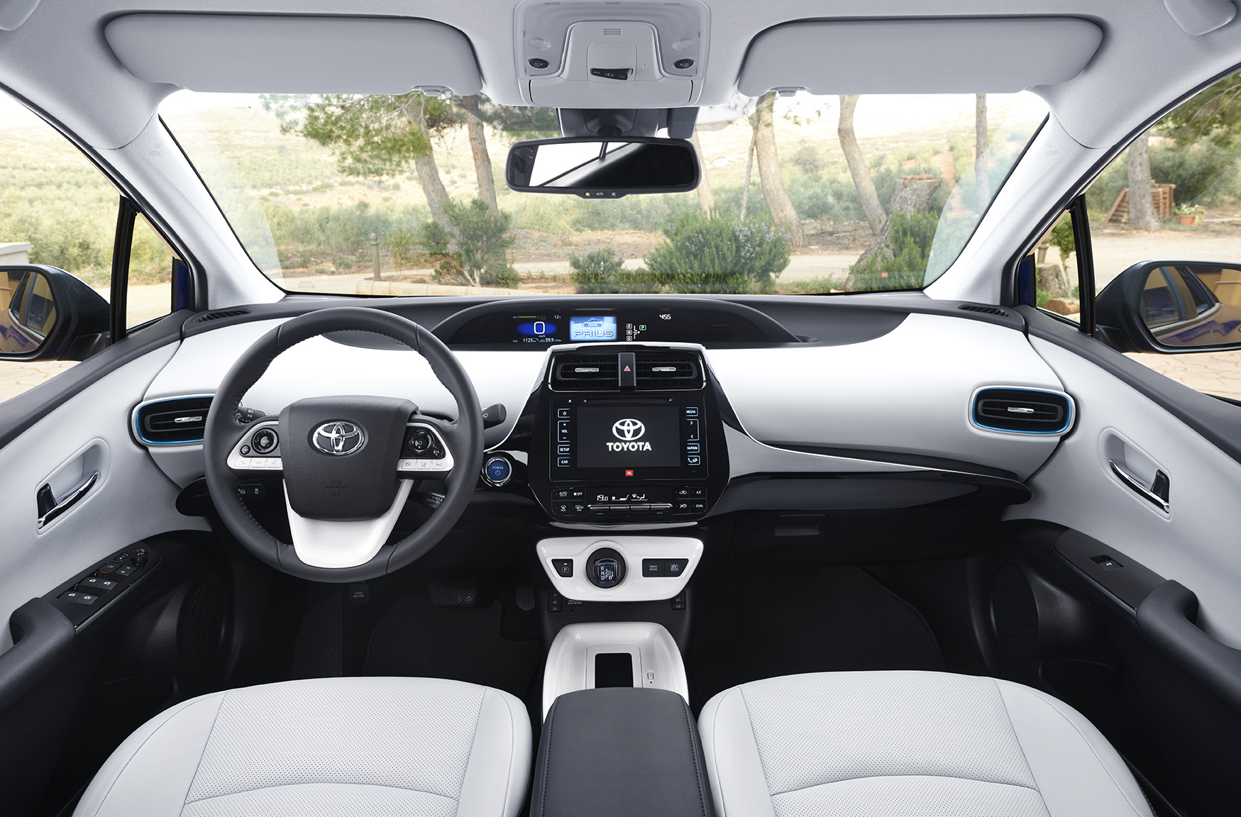 Autotest nieuwe Toyota Prius. De zuinigste auto zonder stekker ter wereld is de hybride Toyota Prius. We reden met de vierde generatie en die blijkt over veel meer kwaliteiten te beschikken.