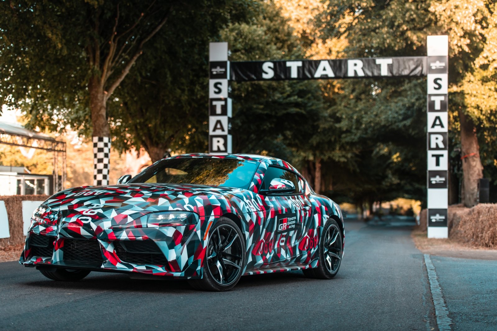 Toyota heeft de nieuwe Supra gereed, maar toont het model nog in camouflagekleuren.