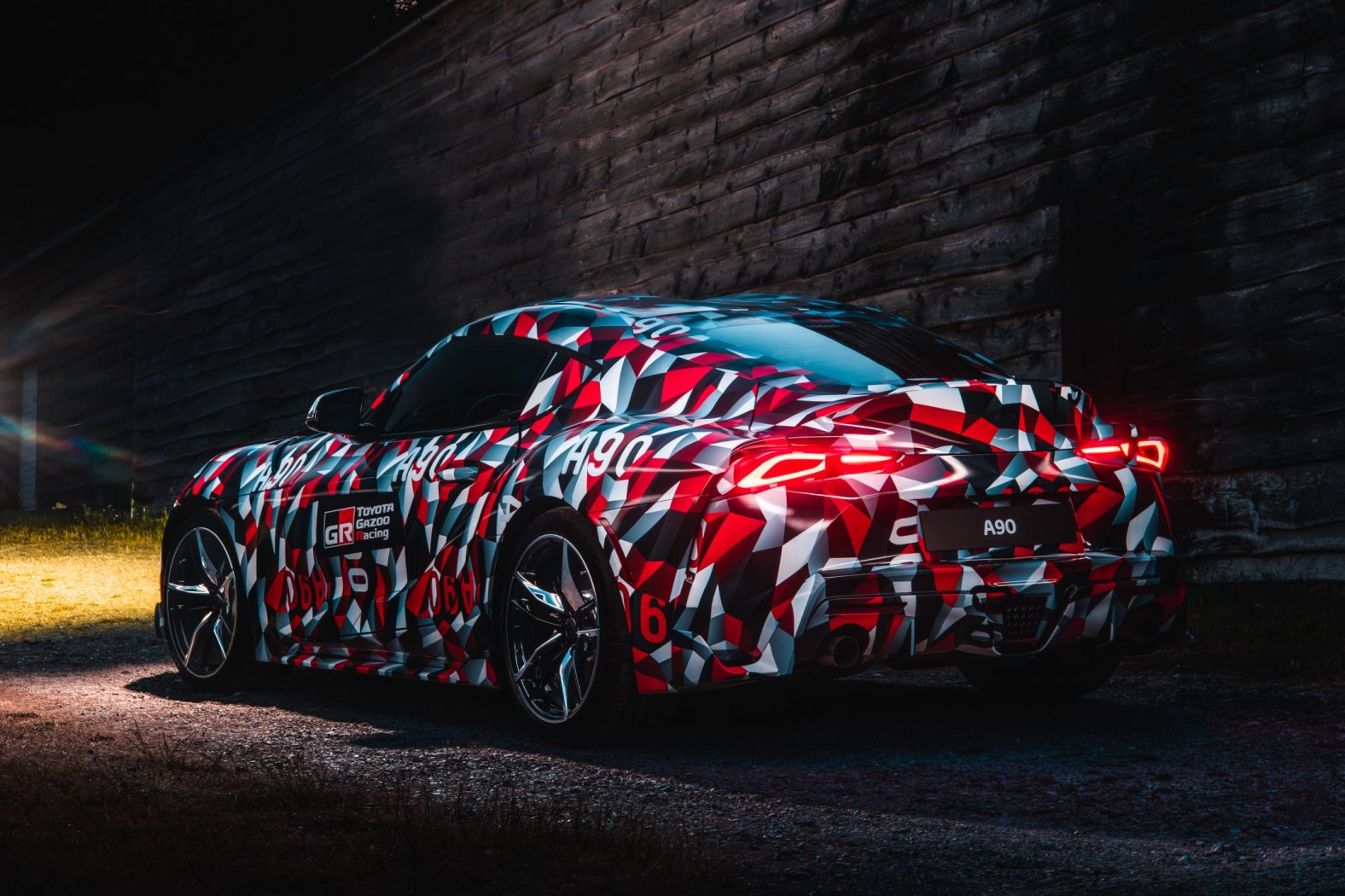 Toyota heeft de nieuwe Supra gereed, maar toont het model nog in camouflagekleuren.