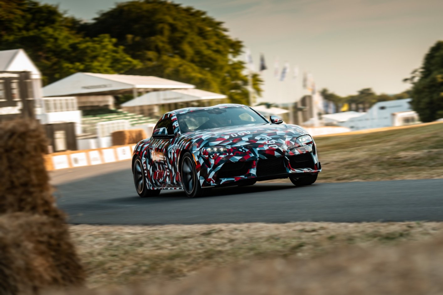 Toyota heeft de nieuwe Supra gereed, maar toont het model nog in camouflagekleuren.