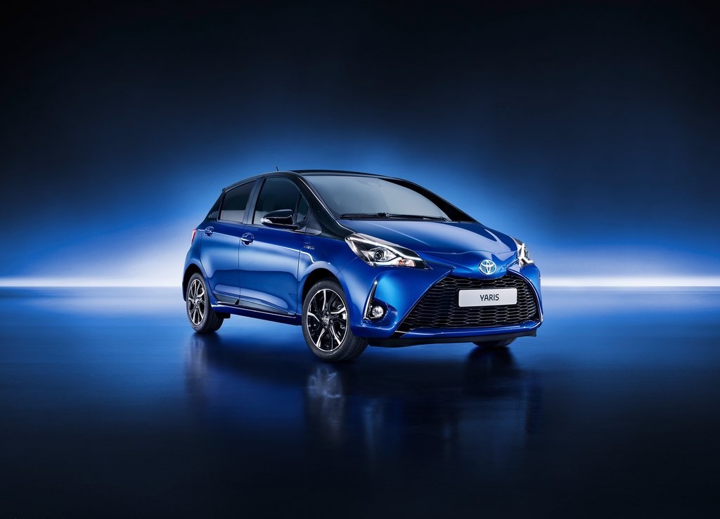 We maakten als kennis met de vernieuwde Toyota Yaris in sportuitvoering, maar nu is ook de standaardversie tot in detail onthuld. De vanafprijs blijft hetzelfde.