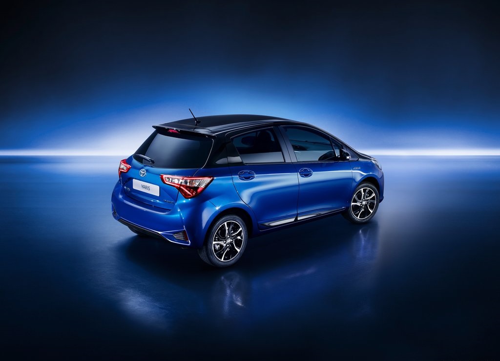 We maakten als kennis met de vernieuwde Toyota Yaris in sportuitvoering, maar nu is ook de standaardversie tot in detail onthuld. De vanafprijs blijft hetzelfde.