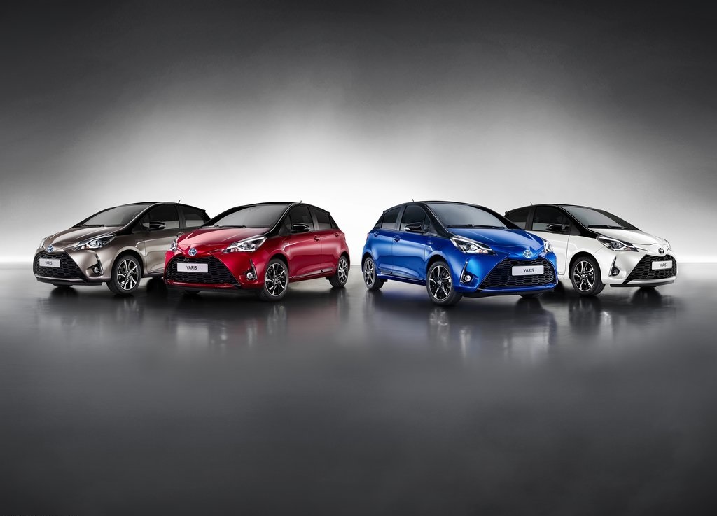 We maakten als kennis met de vernieuwde Toyota Yaris in sportuitvoering, maar nu is ook de standaardversie tot in detail onthuld. De vanafprijs blijft hetzelfde.
