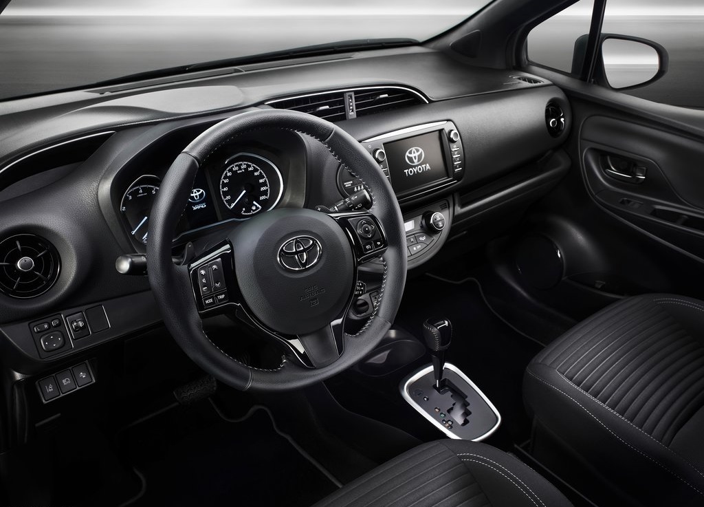 We maakten als kennis met de vernieuwde Toyota Yaris in sportuitvoering, maar nu is ook de standaardversie tot in detail onthuld. De vanafprijs blijft hetzelfde.