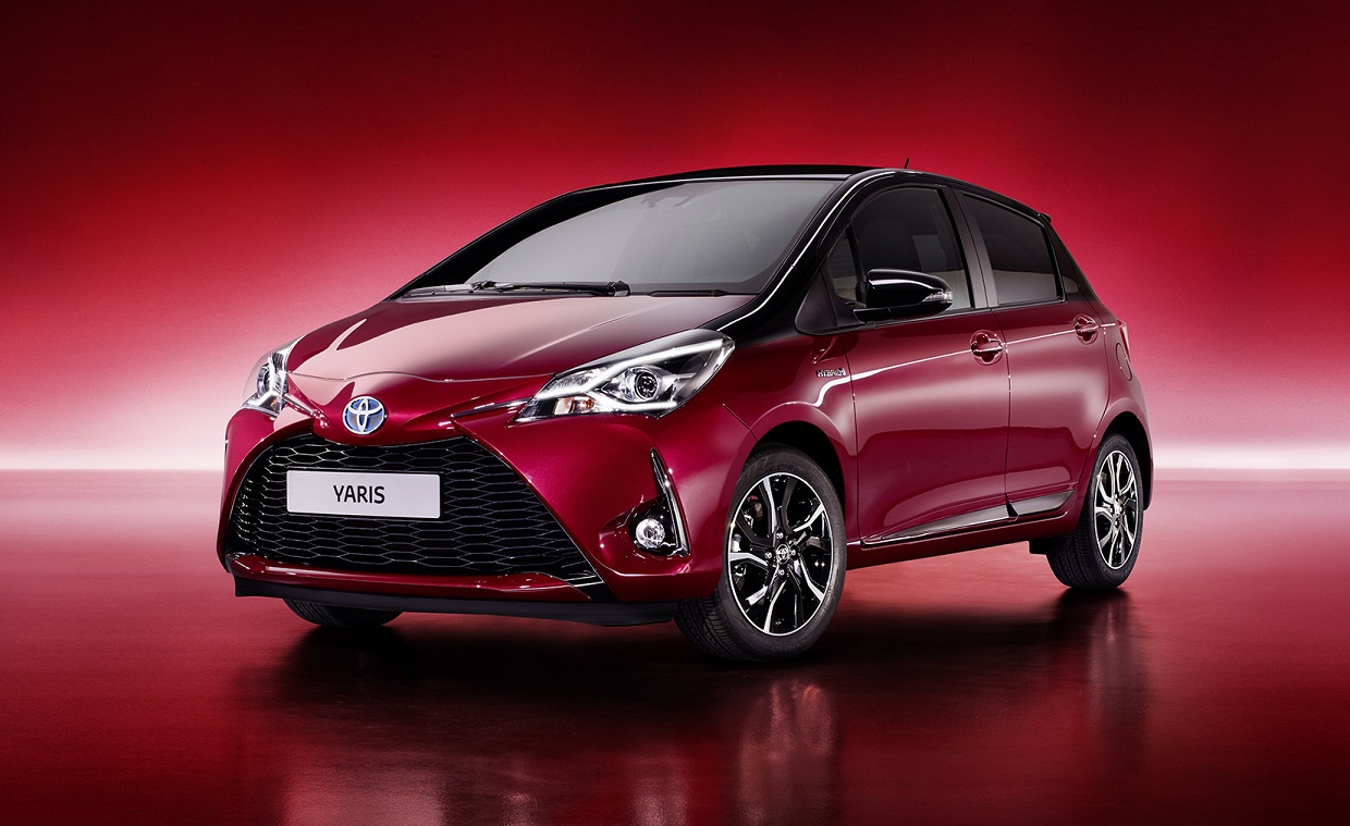 We maakten als kennis met de vernieuwde Toyota Yaris in sportuitvoering, maar nu is ook de standaardversie tot in detail onthuld. De vanafprijs blijft hetzelfde.