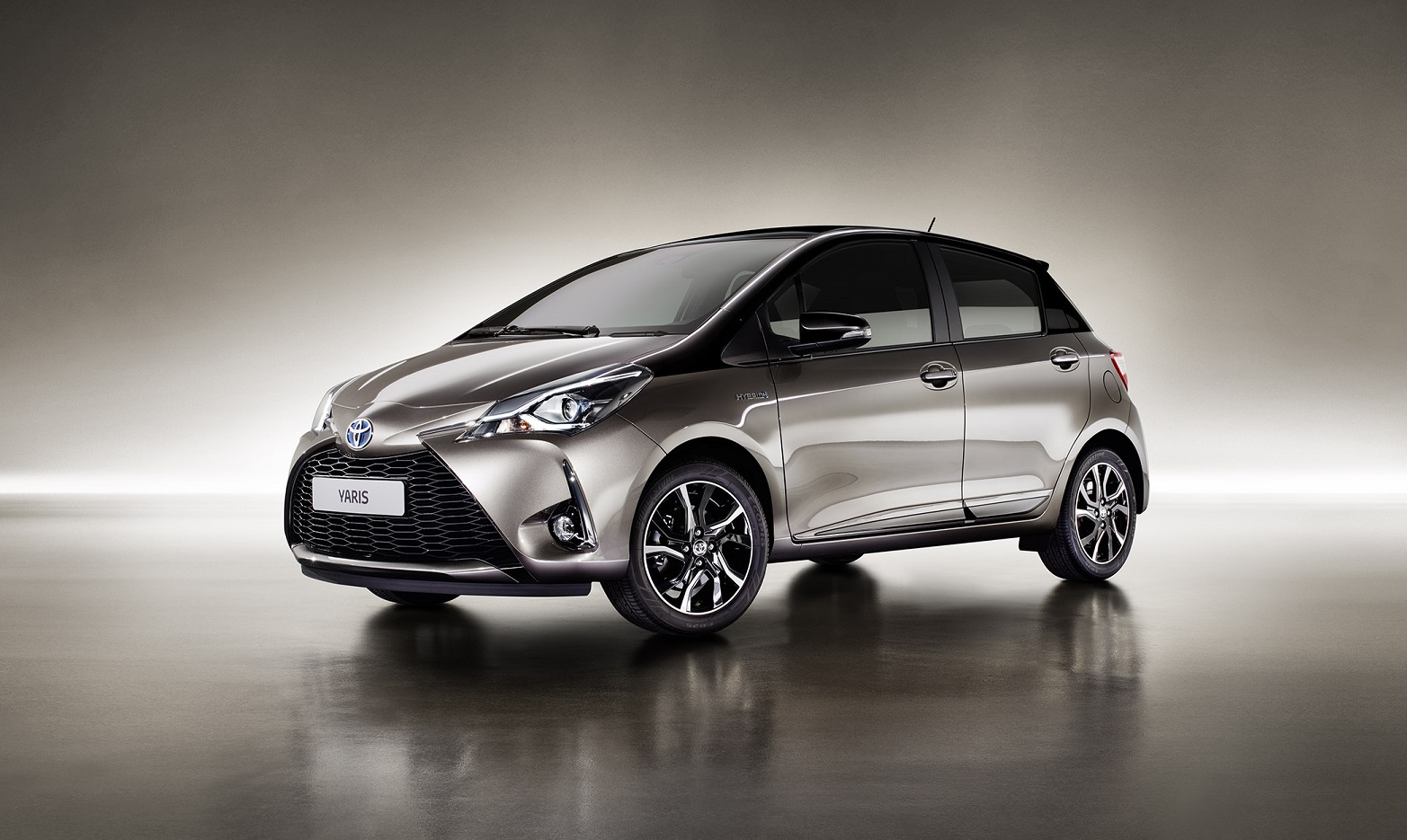 We maakten als kennis met de vernieuwde Toyota Yaris in sportuitvoering, maar nu is ook de standaardversie tot in detail onthuld. De vanafprijs blijft hetzelfde.