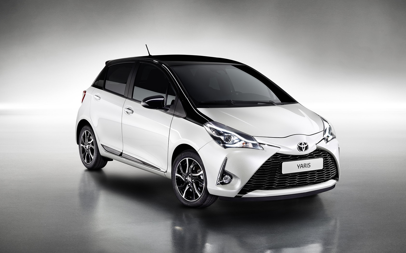 We maakten als kennis met de vernieuwde Toyota Yaris in sportuitvoering, maar nu is ook de standaardversie tot in detail onthuld. De vanafprijs blijft hetzelfde.