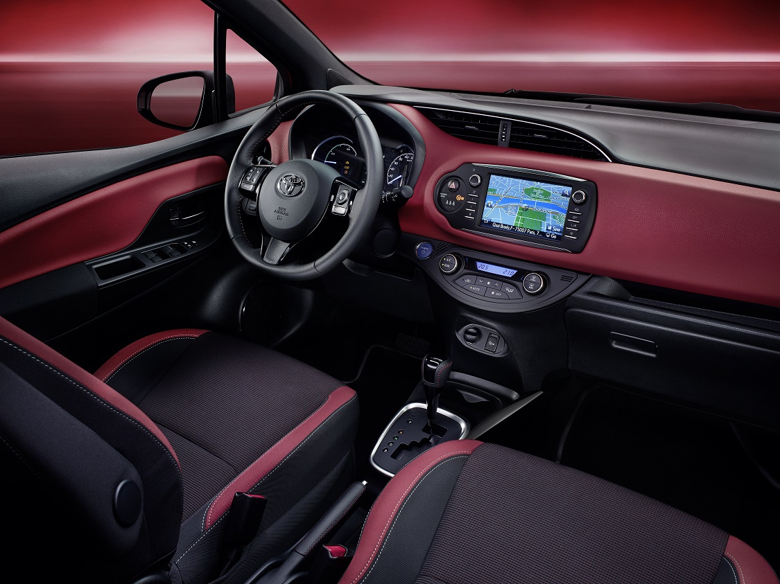 We maakten als kennis met de vernieuwde Toyota Yaris in sportuitvoering, maar nu is ook de standaardversie tot in detail onthuld. De vanafprijs blijft hetzelfde.