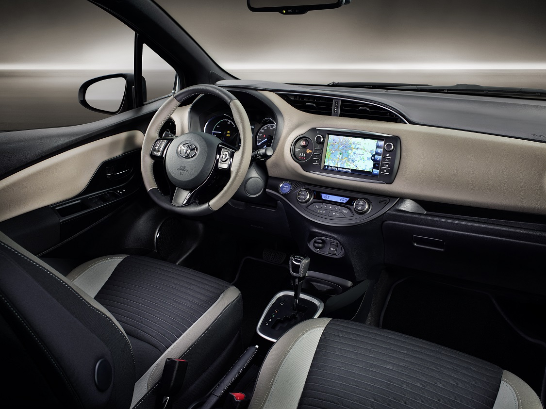 We maakten als kennis met de vernieuwde Toyota Yaris in sportuitvoering, maar nu is ook de standaardversie tot in detail onthuld. De vanafprijs blijft hetzelfde.
