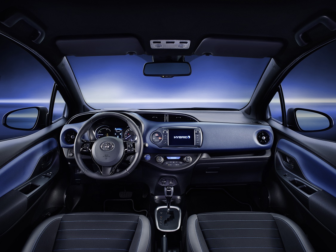 We maakten als kennis met de vernieuwde Toyota Yaris in sportuitvoering, maar nu is ook de standaardversie tot in detail onthuld. De vanafprijs blijft hetzelfde.