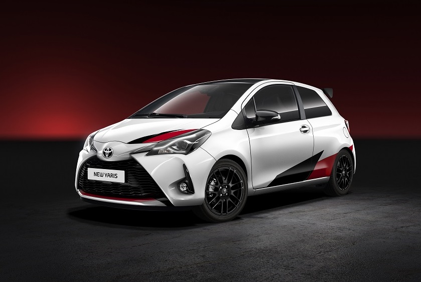 We maakten als kennis met de vernieuwde Toyota Yaris in sportuitvoering, maar nu is ook de standaardversie tot in detail onthuld. De vanafprijs blijft hetzelfde.