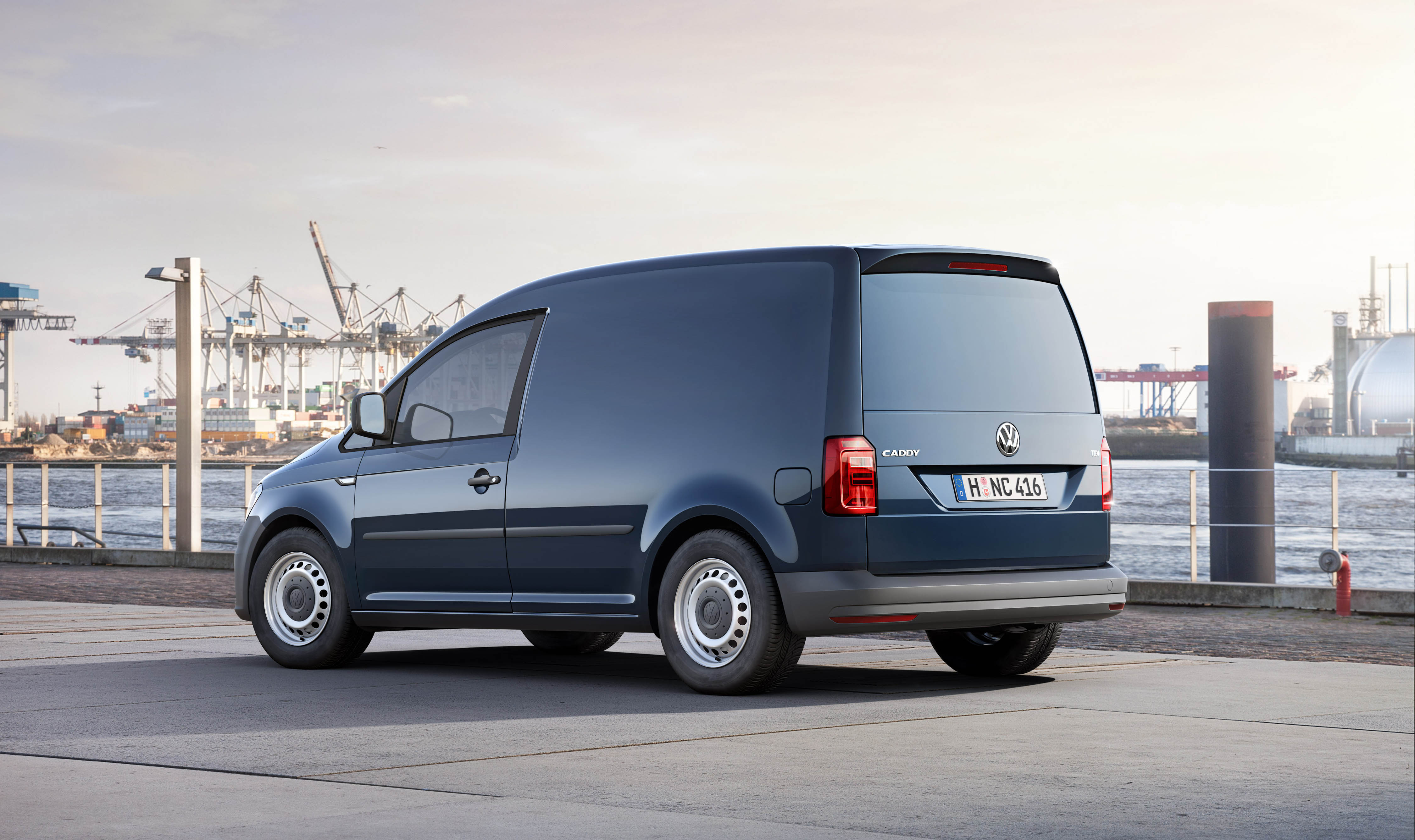 Nieuwe Volkswagen Caddy te bestellen vanaf 12.550 euro en vanaf 13.650 euro in de standaarduitvoering. De populaire bedrijfswagen staat in de zomer bij de dealers.