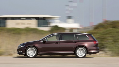 Autotest nieuwe Volkswagen Passat Variant met 1.4 TSI ACT en 2.0 TDI 240 pk. Rijtest van de achtste generatie Passat, voor de zakelijk rijder van Nederland.