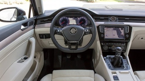 Autotest nieuwe Volkswagen Passat Variant met 1.4 TSI ACT en 2.0 TDI 240 pk. Rijtest van de achtste generatie Passat, voor de zakelijk rijder van Nederland.