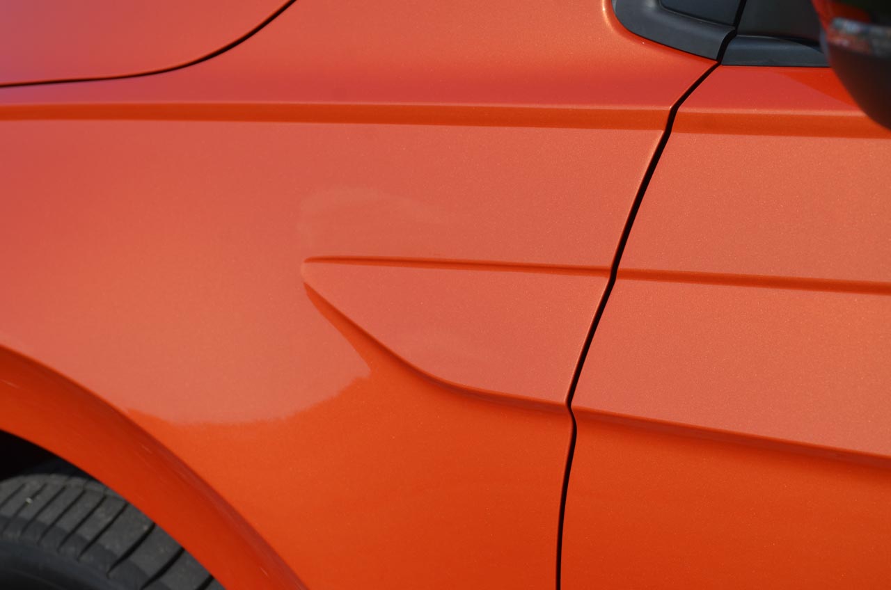 Volkswagen lanceert de zesde generatie Polo. Die is nog weer groter, zit vol elektronische voorzieningen en kan in vrolijke kleuren worden geleverd. Zo niet, dan wordt de Polo snel erg saai.