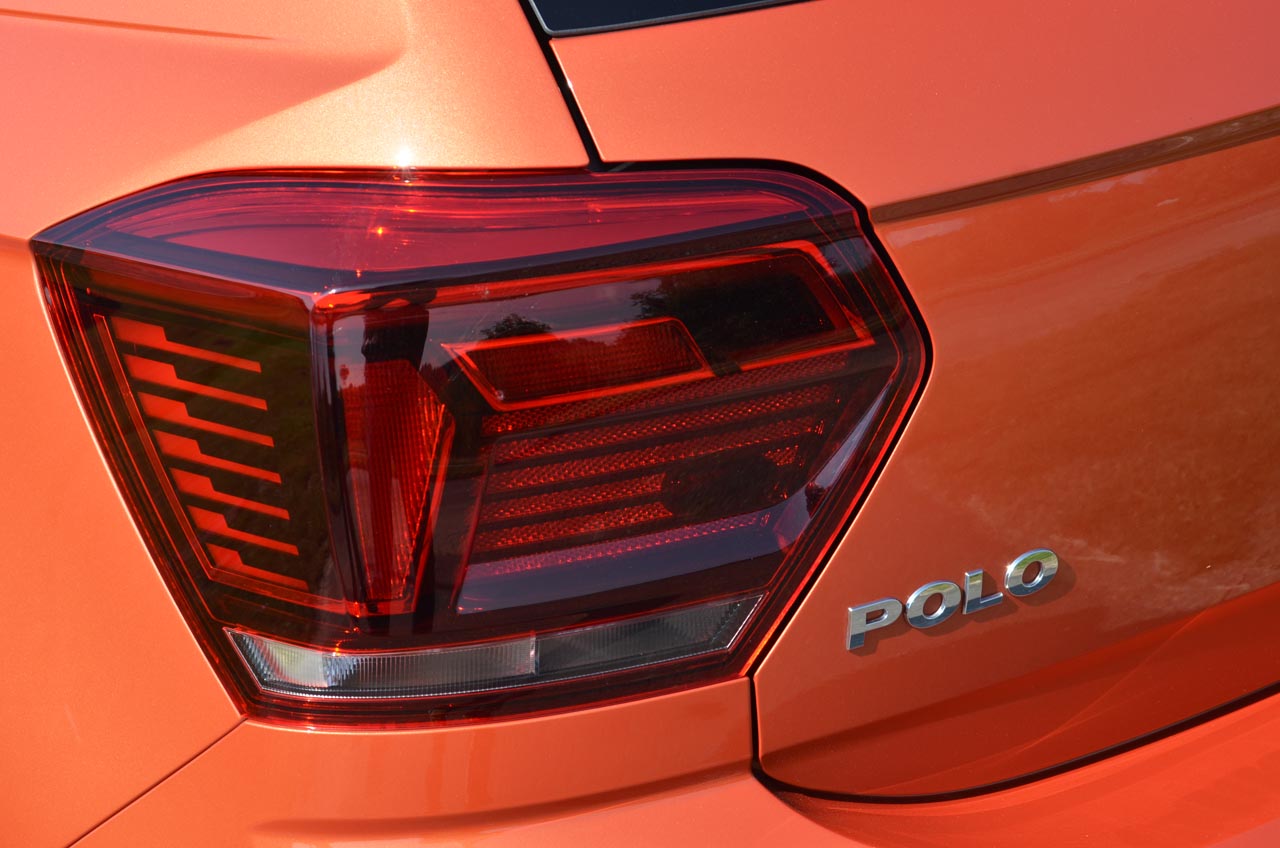 Volkswagen lanceert de zesde generatie Polo. Die is nog weer groter, zit vol elektronische voorzieningen en kan in vrolijke kleuren worden geleverd. Zo niet, dan wordt de Polo snel erg saai.