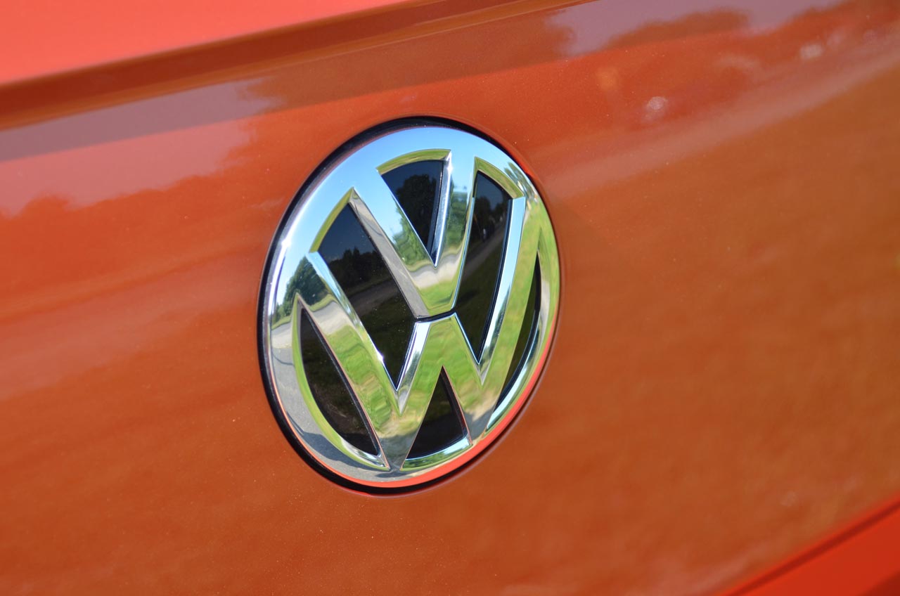 Volkswagen lanceert de zesde generatie Polo. Die is nog weer groter, zit vol elektronische voorzieningen en kan in vrolijke kleuren worden geleverd. Zo niet, dan wordt de Polo snel erg saai.