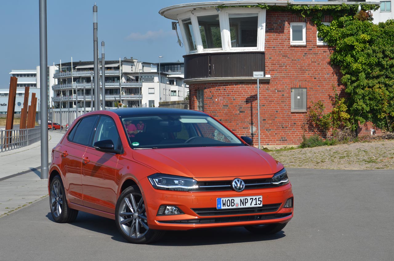 Volkswagen lanceert de zesde generatie Polo. Die is nog weer groter, zit vol elektronische voorzieningen en kan in vrolijke kleuren worden geleverd. Zo niet, dan wordt de Polo snel erg saai.