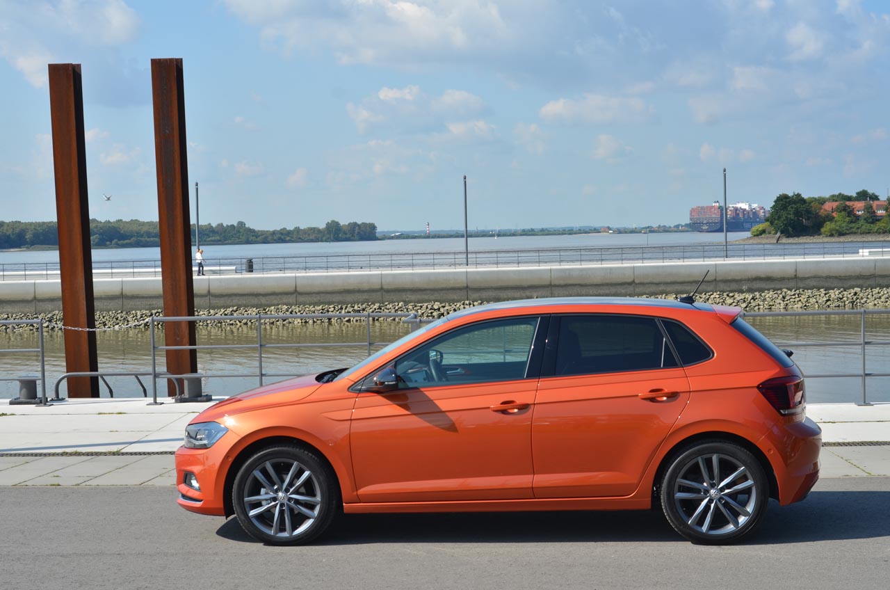 Volkswagen lanceert de zesde generatie Polo. Die is nog weer groter, zit vol elektronische voorzieningen en kan in vrolijke kleuren worden geleverd. Zo niet, dan wordt de Polo snel erg saai.