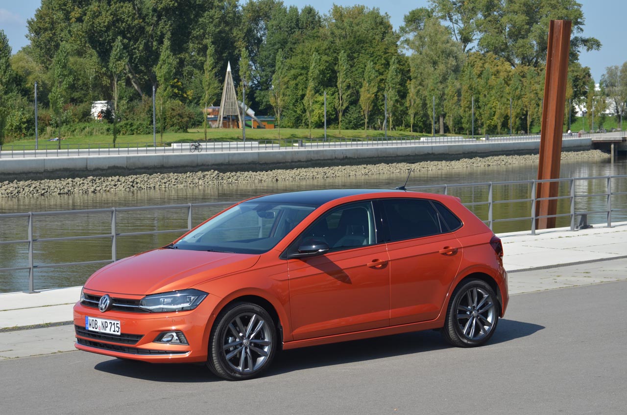 Volkswagen lanceert de zesde generatie Polo. Die is nog weer groter, zit vol elektronische voorzieningen en kan in vrolijke kleuren worden geleverd. Zo niet, dan wordt de Polo snel erg saai.