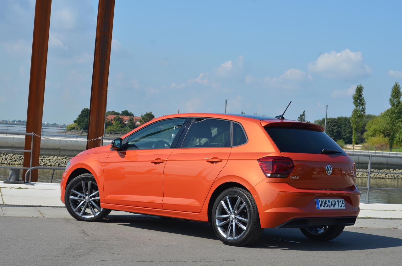 Volkswagen lanceert de zesde generatie Polo. Die is nog weer groter, zit vol elektronische voorzieningen en kan in vrolijke kleuren worden geleverd. Zo niet, dan wordt de Polo snel erg saai.