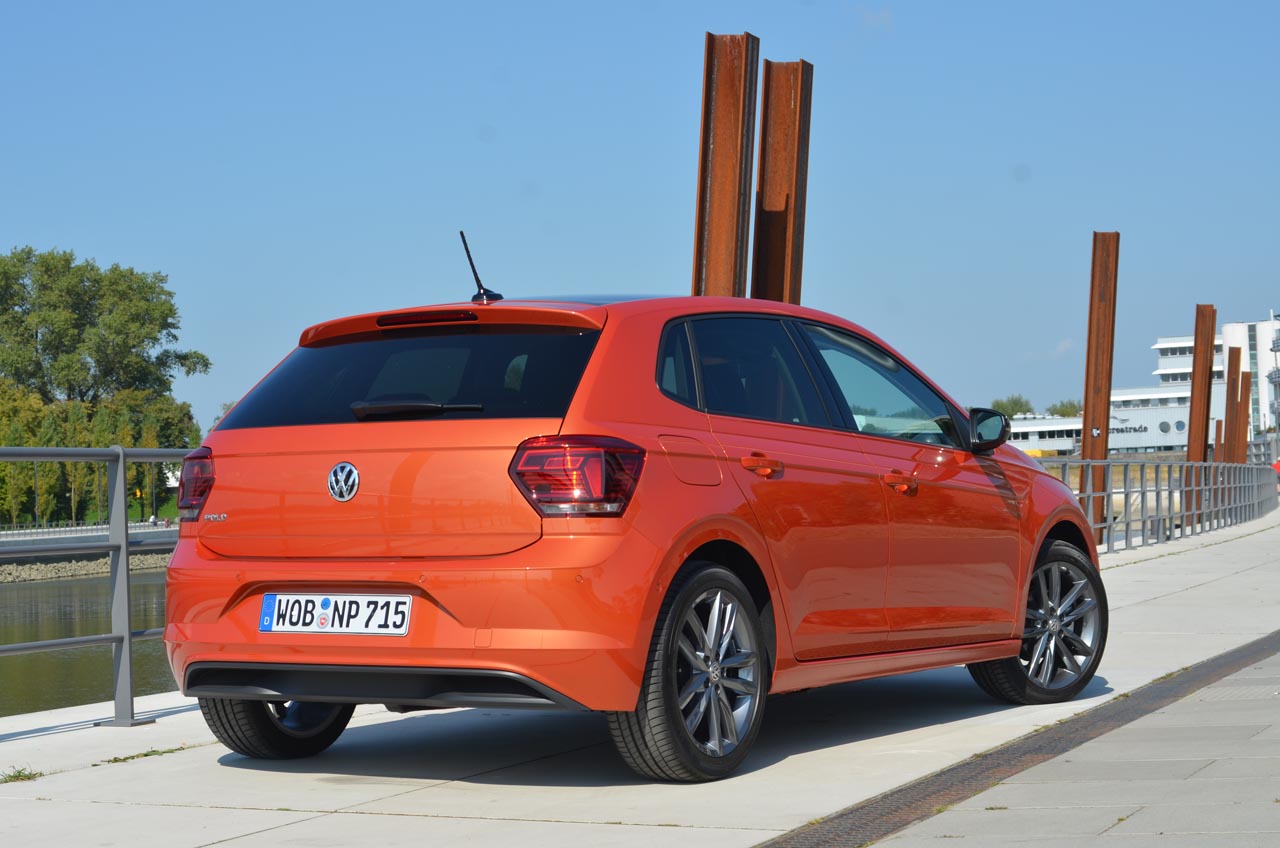 Volkswagen lanceert de zesde generatie Polo. Die is nog weer groter, zit vol elektronische voorzieningen en kan in vrolijke kleuren worden geleverd. Zo niet, dan wordt de Polo snel erg saai.