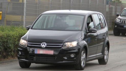 Volkswagen heeft de nieuwe Touran op een ferry naar Scandinavi gezet, maar was vergeten de auto te camoufleren. Niet slim. Auto Motor und Sport heeft de beelden weten te bemachtigen.