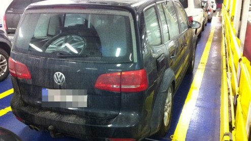 Volkswagen heeft de nieuwe Touran op een ferry naar Scandinavi gezet, maar was vergeten de auto te camoufleren. Niet slim. Auto Motor und Sport heeft de beelden weten te bemachtigen.
