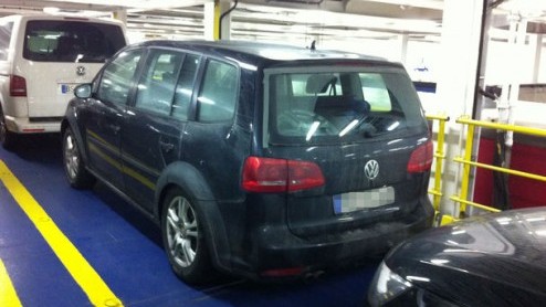 Volkswagen heeft de nieuwe Touran op een ferry naar Scandinavi gezet, maar was vergeten de auto te camoufleren. Niet slim. Auto Motor und Sport heeft de beelden weten te bemachtigen.