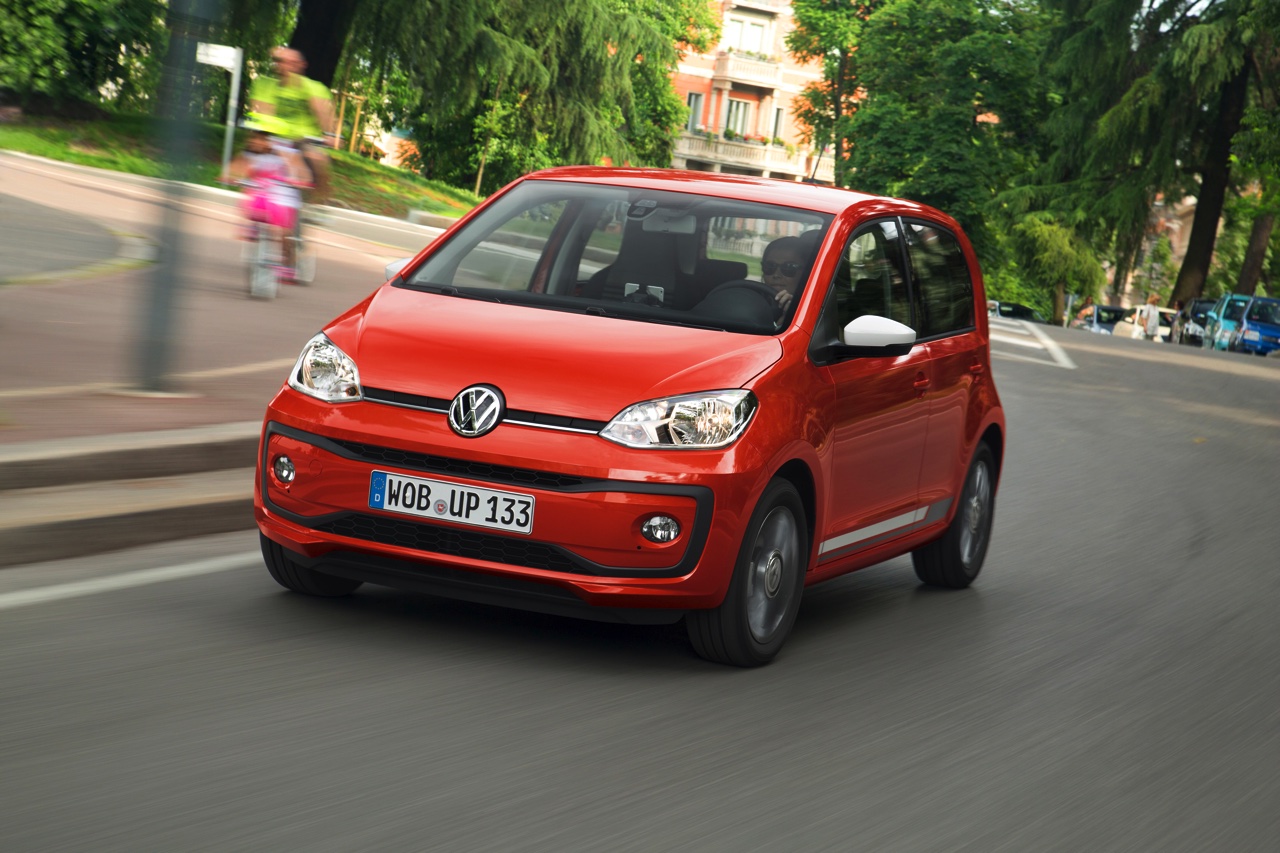 Autotest nieuwe Volkswagen Up. De facelift van de populaire Up maakt Volkswagens bestseller nog volwassener terwijl de nieuwe kleurtjes een glimlach bezorgen. Die komt ook van de 1.0 TSI motor.