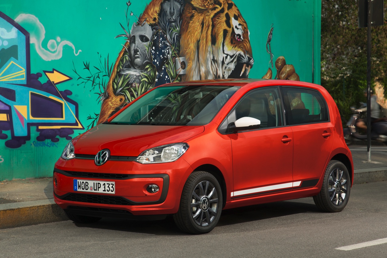 Autotest nieuwe Volkswagen Up. De facelift van de populaire Up maakt Volkswagens bestseller nog volwassener terwijl de nieuwe kleurtjes een glimlach bezorgen. Die komt ook van de 1.0 TSI motor.