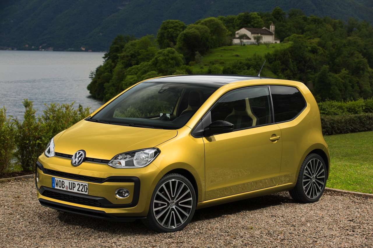 Autotest nieuwe Volkswagen Up. De facelift van de populaire Up maakt Volkswagens bestseller nog volwassener terwijl de nieuwe kleurtjes een glimlach bezorgen. Die komt ook van de 1.0 TSI motor.