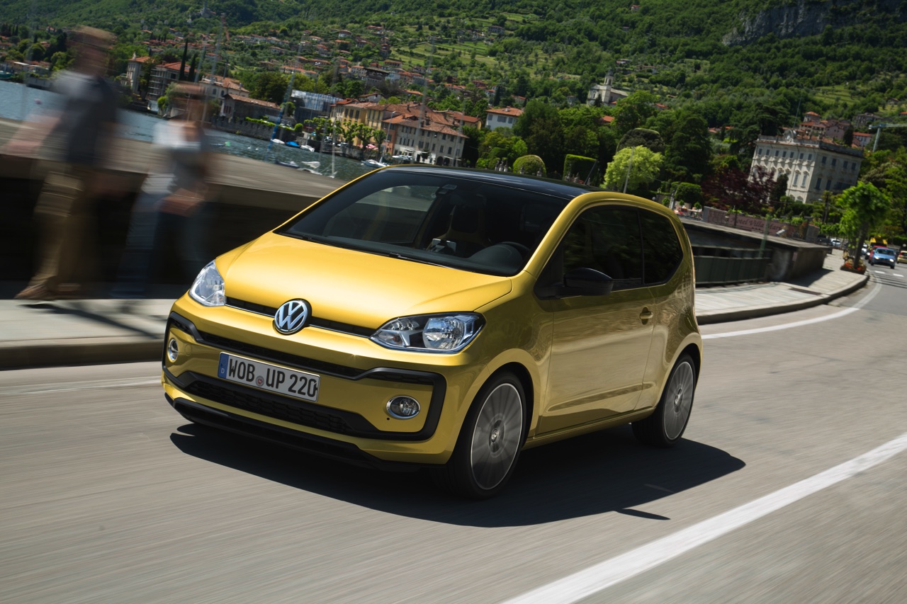 Autotest nieuwe Volkswagen Up. De facelift van de populaire Up maakt Volkswagens bestseller nog volwassener terwijl de nieuwe kleurtjes een glimlach bezorgen. Die komt ook van de 1.0 TSI motor.