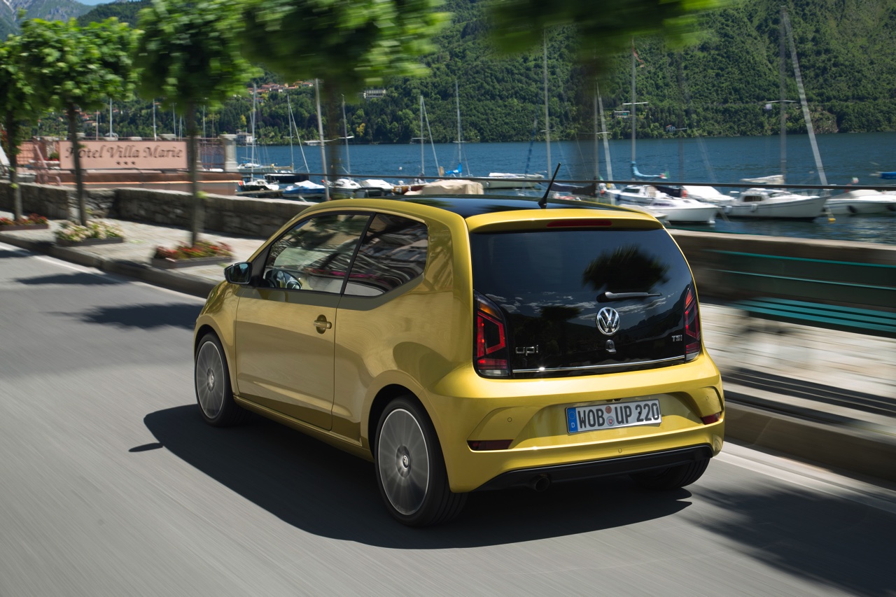 Autotest nieuwe Volkswagen Up. De facelift van de populaire Up maakt Volkswagens bestseller nog volwassener terwijl de nieuwe kleurtjes een glimlach bezorgen. Die komt ook van de 1.0 TSI motor.