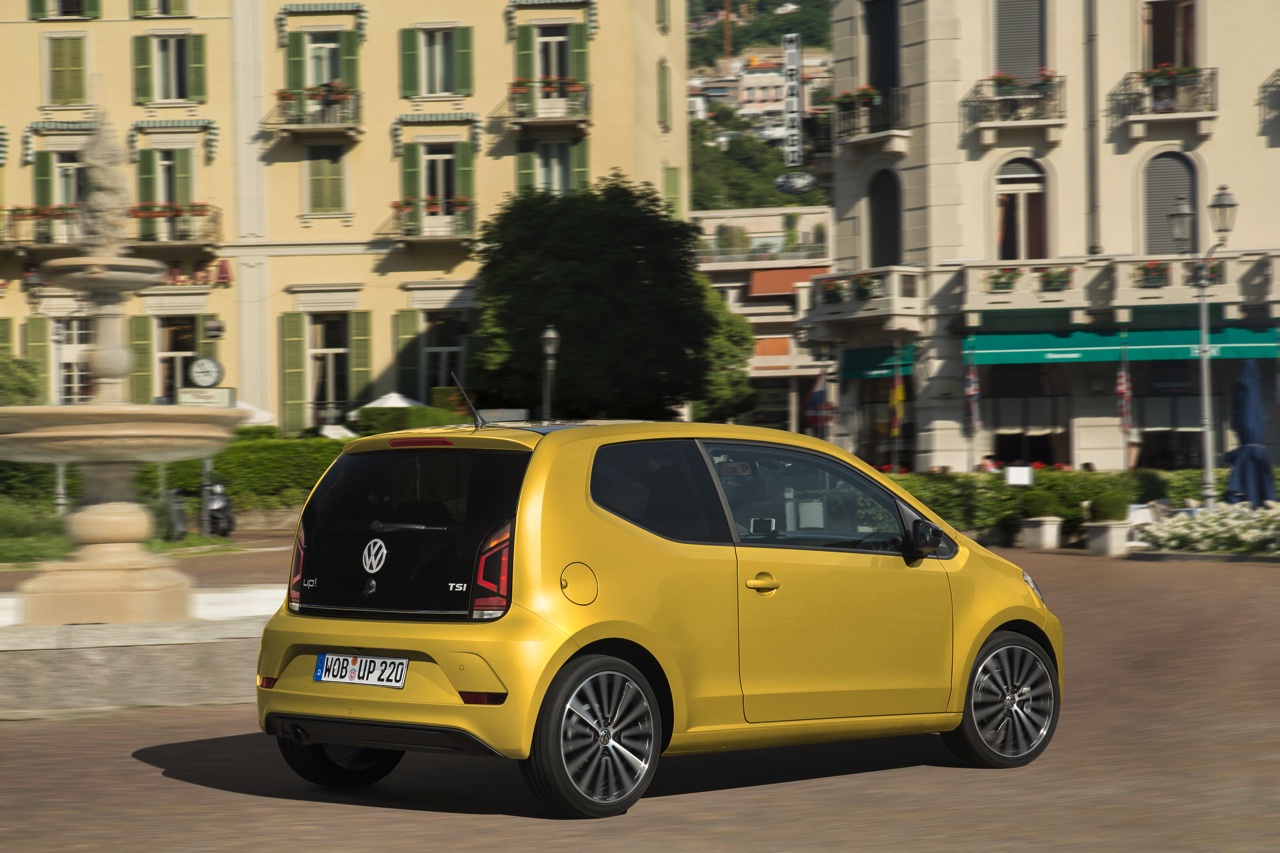 Autotest nieuwe Volkswagen Up. De facelift van de populaire Up maakt Volkswagens bestseller nog volwassener terwijl de nieuwe kleurtjes een glimlach bezorgen. Die komt ook van de 1.0 TSI motor.