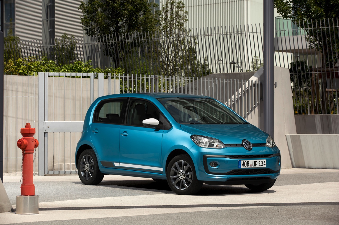 Autotest nieuwe Volkswagen Up. De facelift van de populaire Up maakt Volkswagens bestseller nog volwassener terwijl de nieuwe kleurtjes een glimlach bezorgen. Die komt ook van de 1.0 TSI motor.