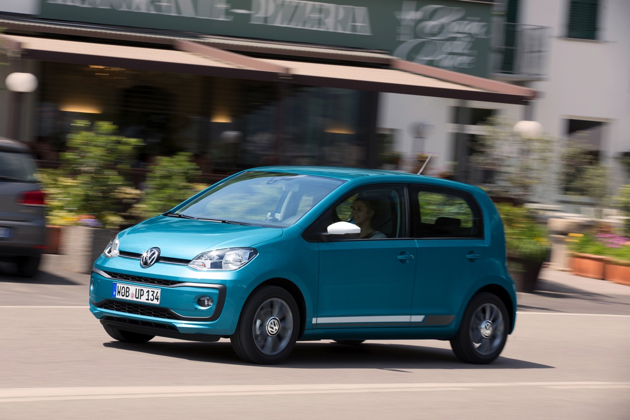 Autotest nieuwe Volkswagen Up. De facelift van de populaire Up maakt Volkswagens bestseller nog volwassener terwijl de nieuwe kleurtjes een glimlach bezorgen. Die komt ook van de 1.0 TSI motor.